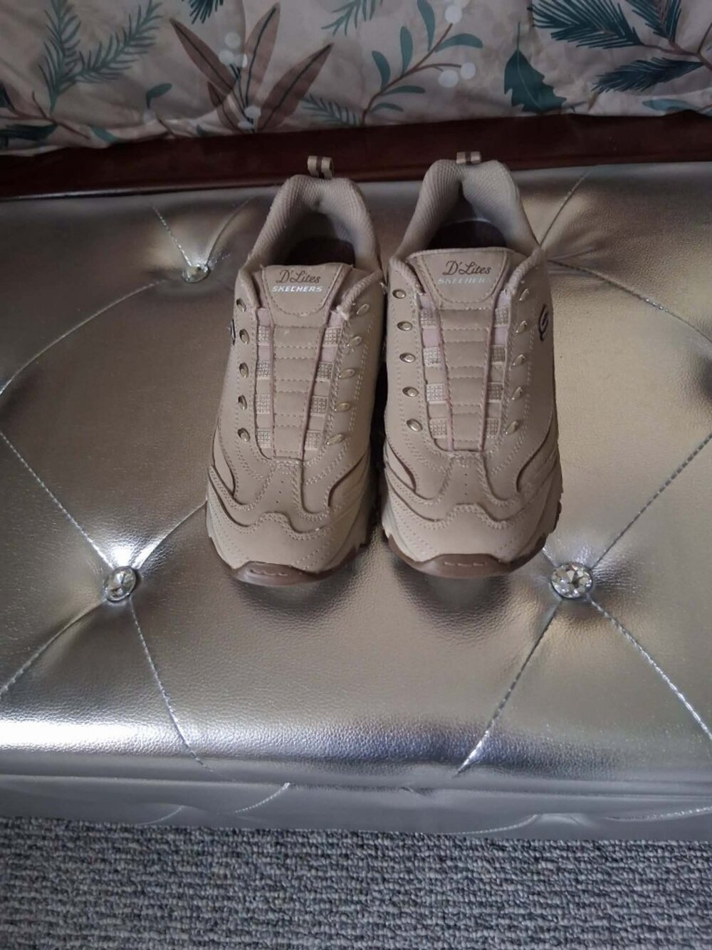 Woman's size 6 Skechers D'lites no laces elastic band Tan